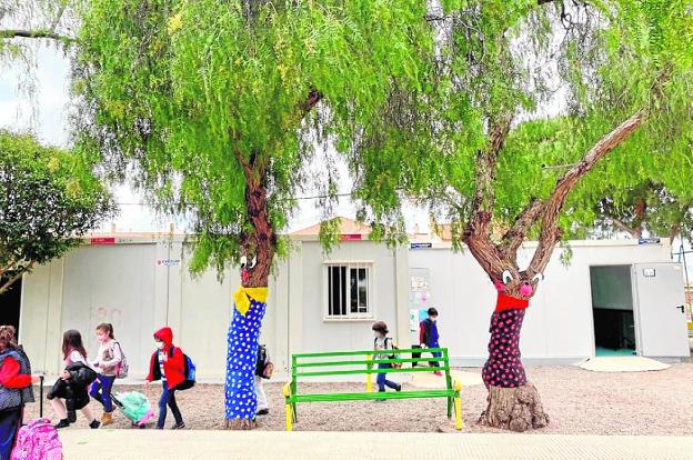 Educación se compromete a quitar las aulas prefabricadas de Cartagena durante este año y el próximo