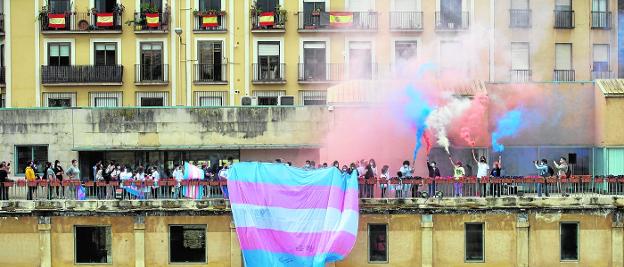 La bandera tricolor llega a Murcia como símbolo de lucha de los derechos trans