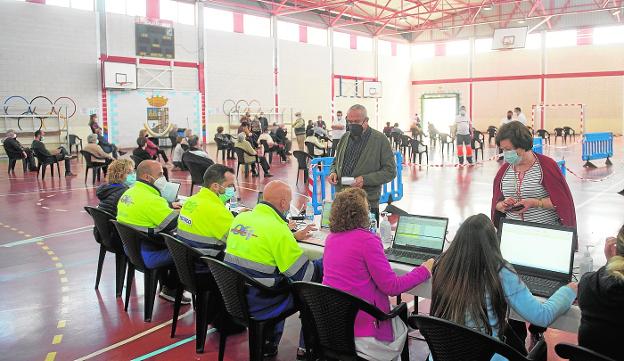 Salud 'repesca' a 4.000 docentes y policías menores de 60 que se quedaron sin vacunar