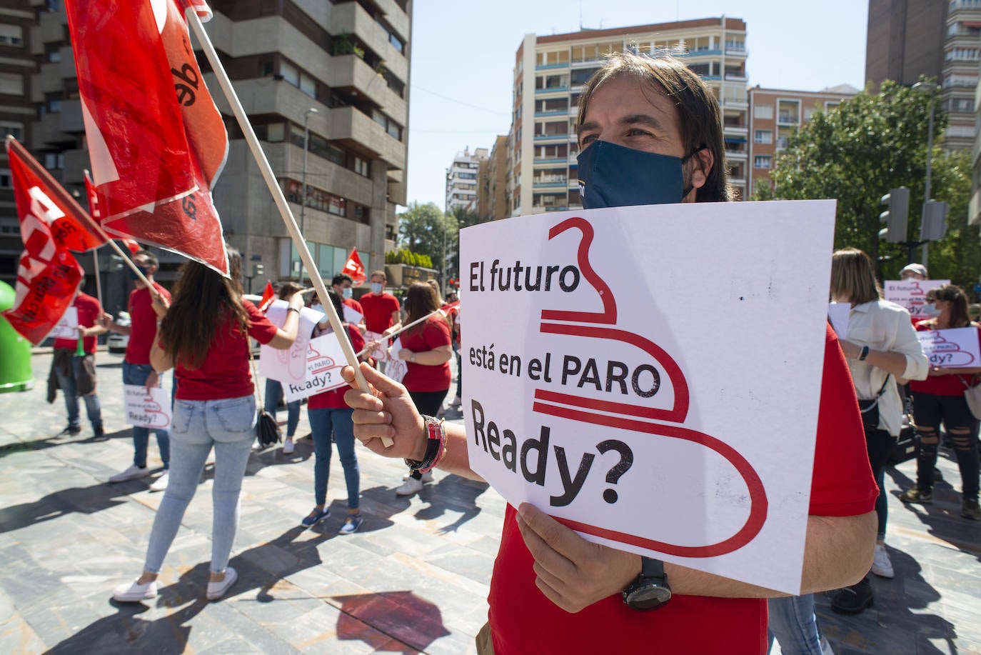 Los trabajadores de la empresa Icono Enterprise se manifiestan frente a la tienda oficial de Vodafone en Murcia