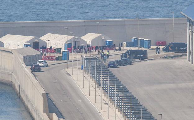 Interceptadas dos pateras con 43 inmigrantes, entre ellos dos bebés, en Águilas y Cartagena