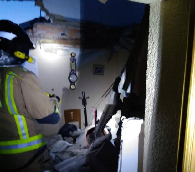 Trasladan al hospital a dos heridos tras colapsar la terraza de su vivienda en Yecla