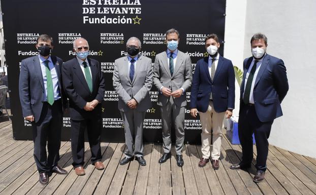 La Fundación Estrella de Levante nace con la puesta en marcha de una limpieza de los fondos del Mar Menor