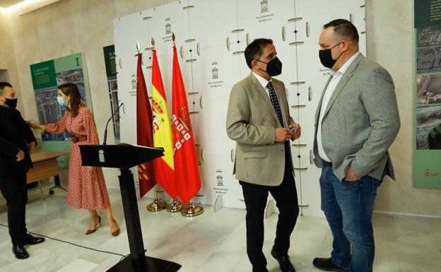 Los taxis de Murcia logran un refuerzo policial en la estación de autobuses contra los 'piratas'