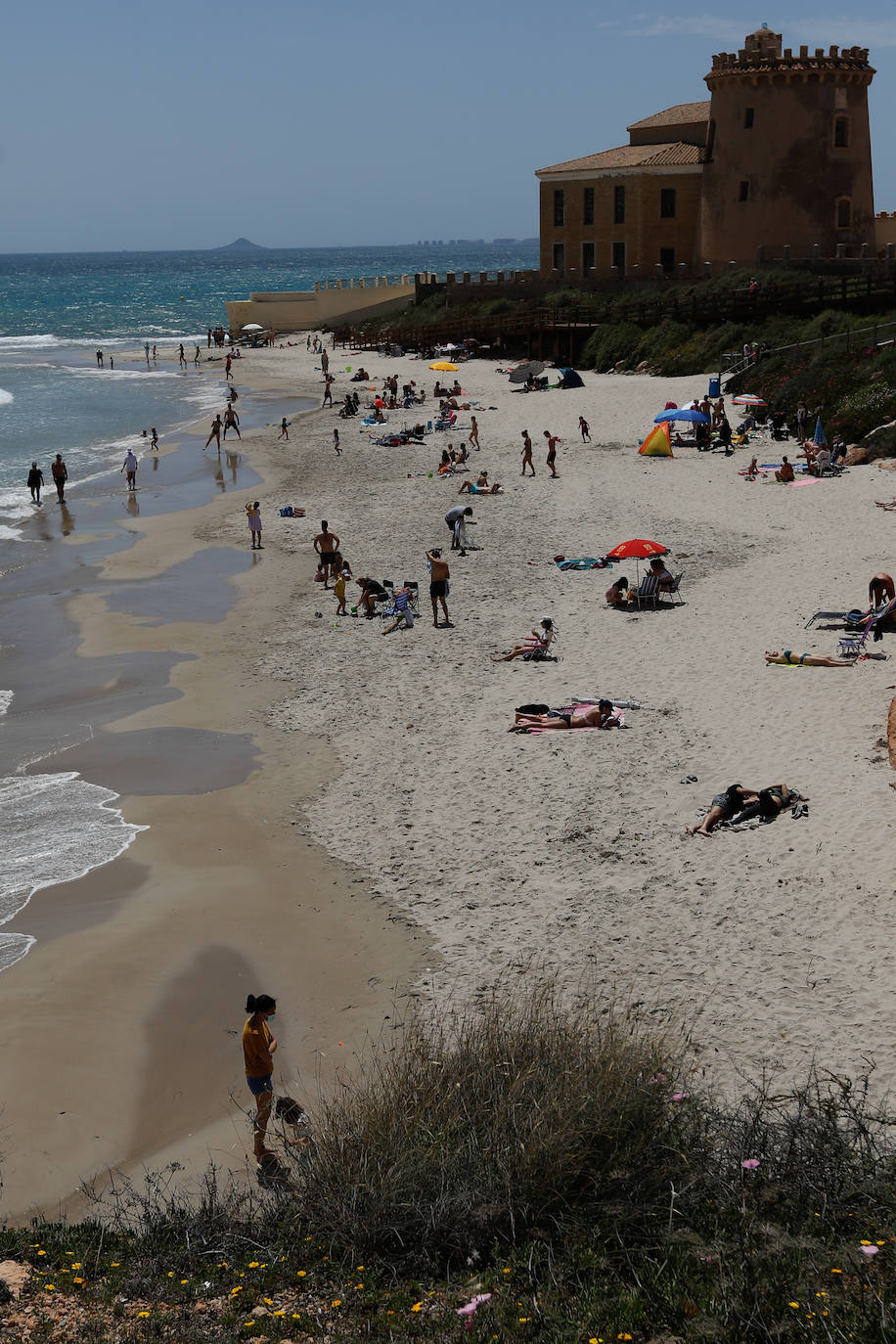 Miles de ciudadanos de la Región pasan el día en la playa de Torre de la Horadada