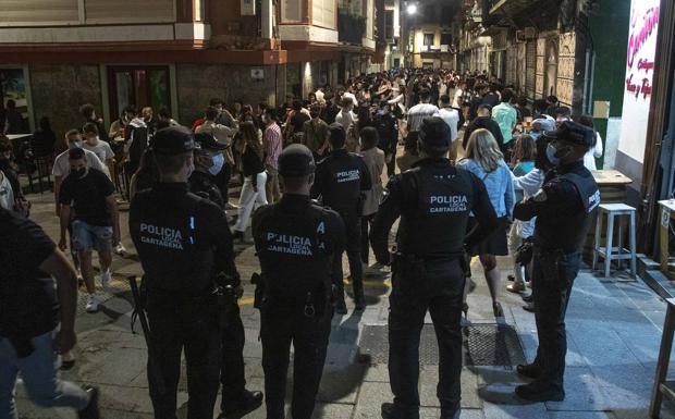 Corrillos y cánticos para celebrar el fin del estado de alarma en la Región de Murcia