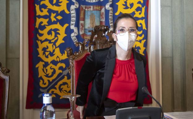 La alcaldesa de Cartagena pide mejorar las condiciones de los inmigrantes en el Puerto de Escombreras