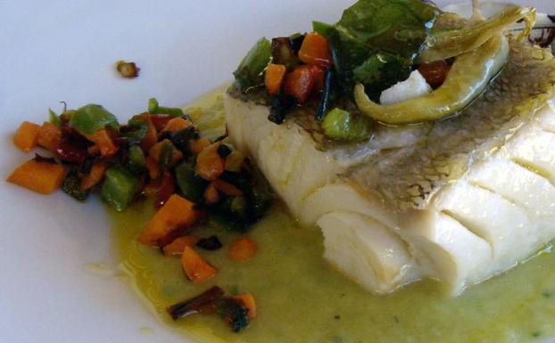 Bacalao sobre cama de verduras