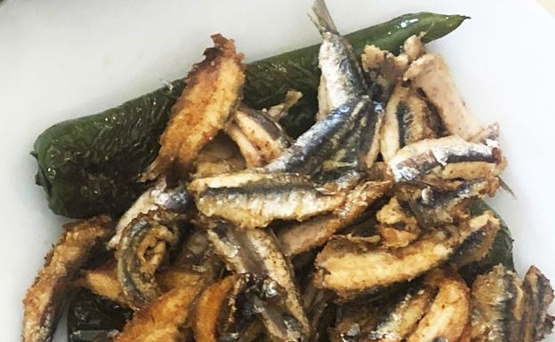 Boquerones fritos con pimientos