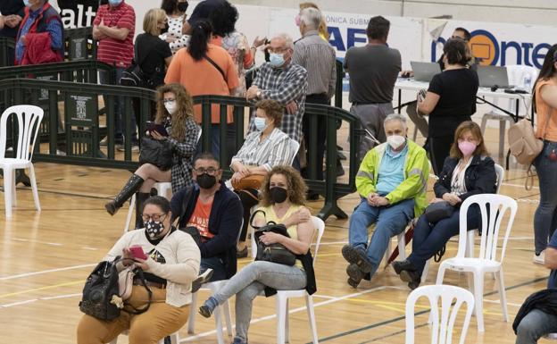 Salud pospone la segunda dosis a mil pacientes: «Es una tomadura de pelo»