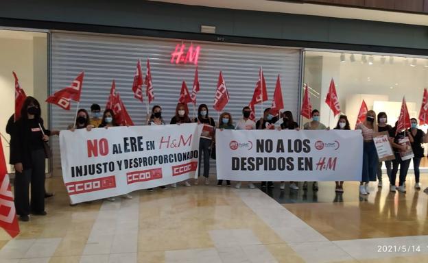 CC OO califica de «éxito» los paros de las trabajadoras de las tiendas de H&M en Murcia por el ERE