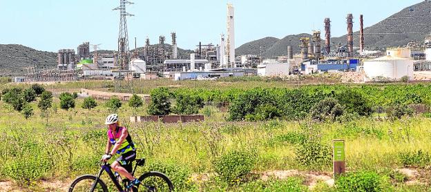 La Fiscalía denuncia la contaminación de un acuífero y la vincula a la factoría de Sabic