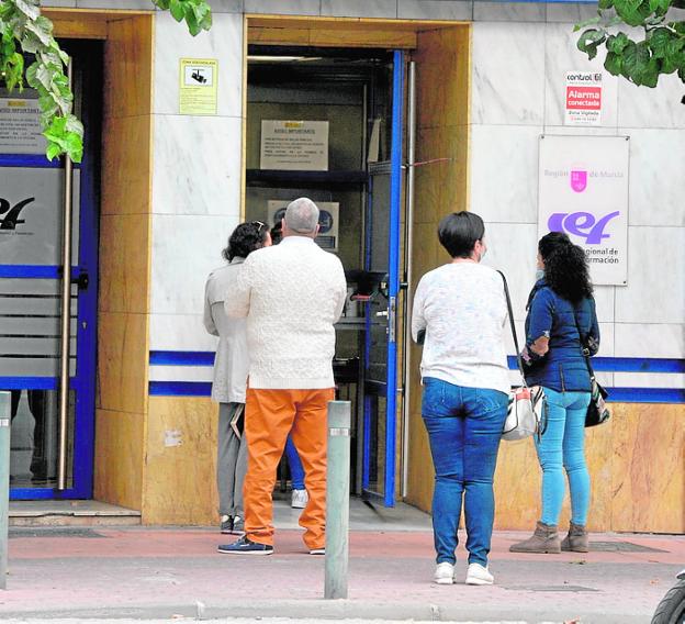 Los trabajadores en ERTE bajan hasta los 7.747 en la Región