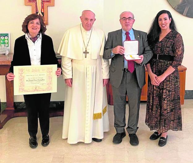 El Papa condecora al presidente de la UCAM