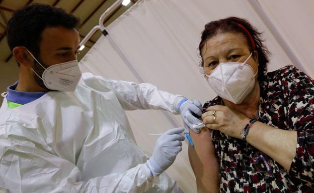 La mitad de los convocados el fin de semana rechazaron las dosis de AstraZeneca