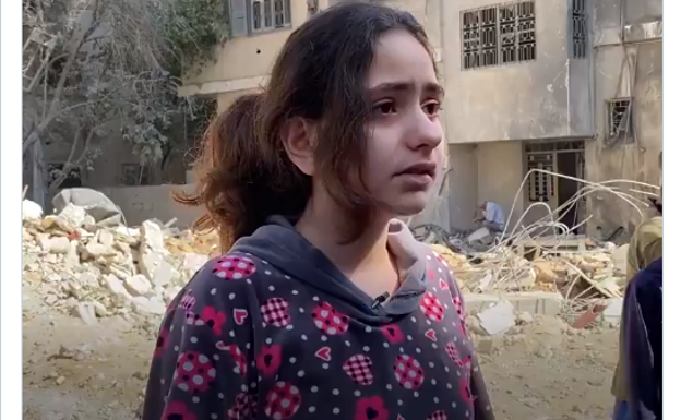 La desconsolada reacción de una niña palestina de 10 años tras uno de los bombardeos en Gaza