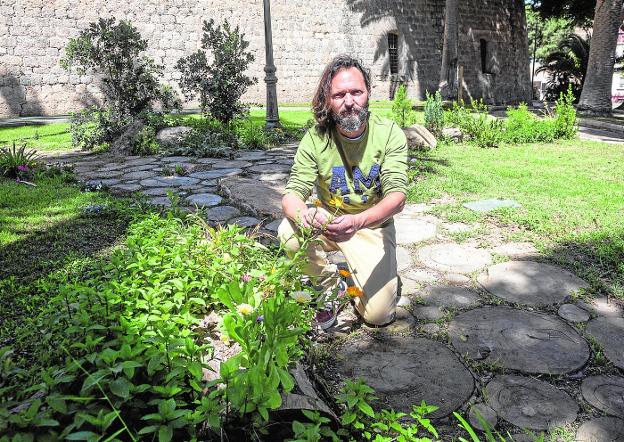 Andrés García: «Es un error eliminar las malas hierbas de nuestros jardines autóctonos»