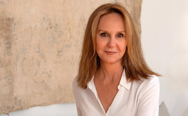 La escritora María Dueñas presenta este miércoles en la UMU su nueva novela, 'Sira'