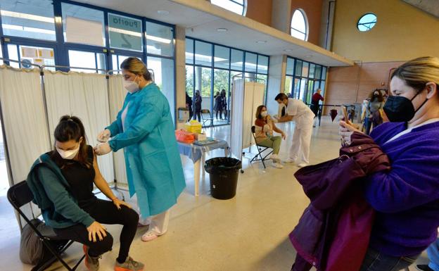 Sanidad cede a la presión autonómica y permitirá repetir con AstraZeneca