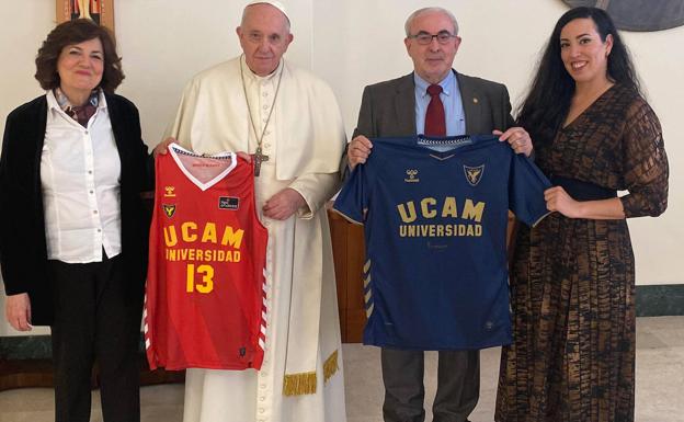 El Papa bendice a los equipos de la UCAM y destaca los valores del deporte para la sociedad