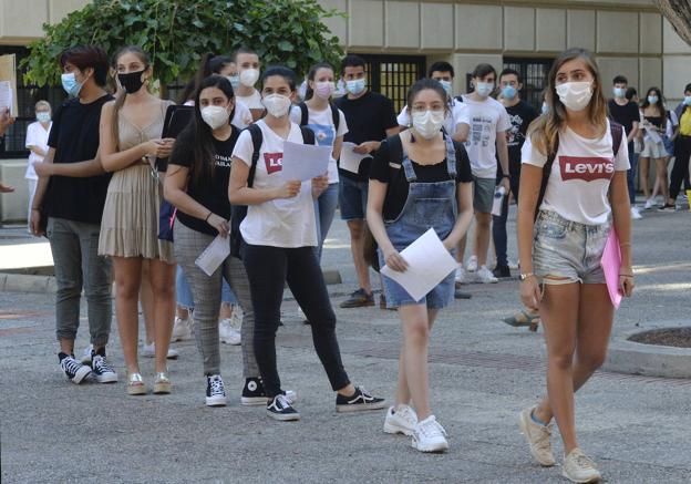 El 'curso Covid' dispara las notas de corte de más de 50 títulos de la UMU y la UPCT