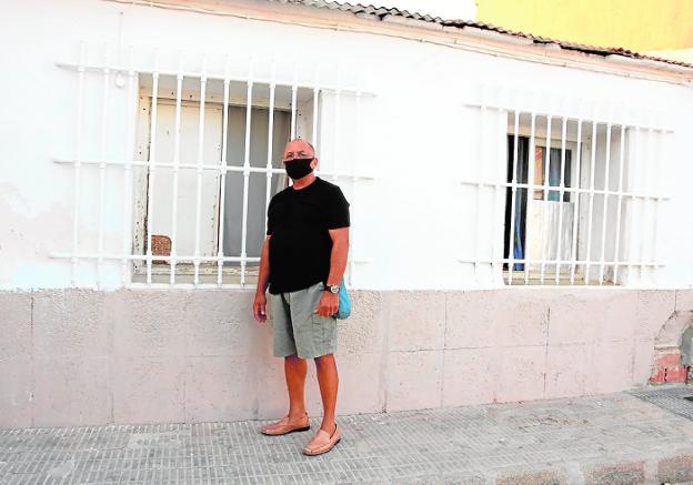 La familia de la infravivienda de San Pedro denuncia a la alcaldesa y a tres concejales