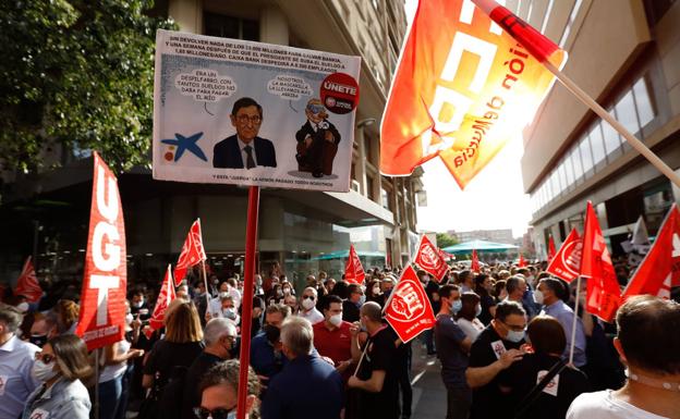 Protesta por los despidos en CaixaBank