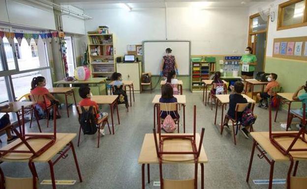 Educación no ha decidido si renovará el contrato a los 1.500 docentes extra