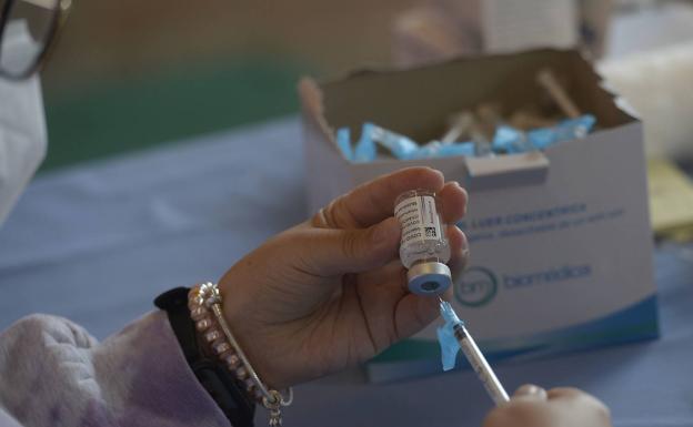 Salud comienza a inocular la segunda dosis a los vacunados con AstraZeneca