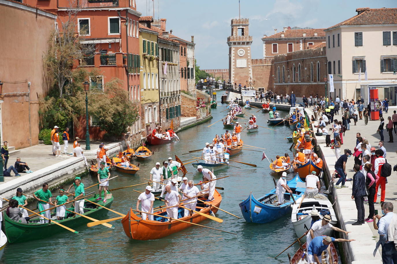 La regata Vogalonga recorre Venecia