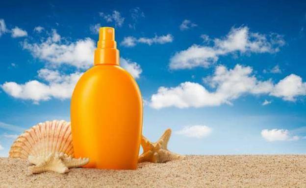 Estos son los mejores protectores solares en formato 'spray' y loción, según la OCU