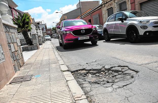 Aluvión de quejas vecinales en Los Dolores por el retraso en tapar baches de numerosas calles
