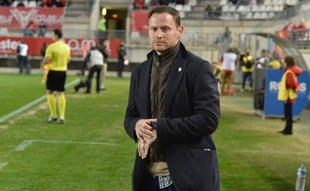 Mario Simón se une a la lista de candidatos para el banquillo del Murcia