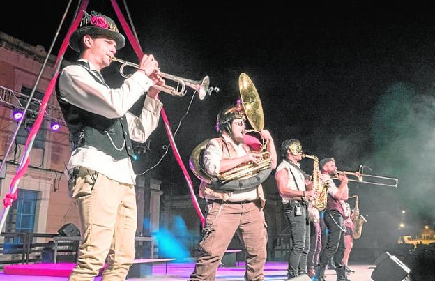 Un universo retrofuturista en reivindicación del 'carpe diem'