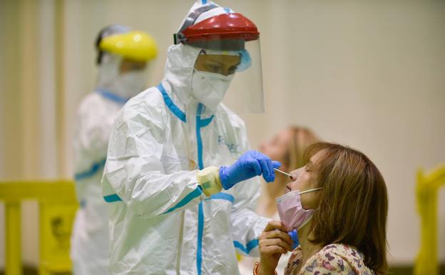 La Región vuelve a superar el centenar de positivos pero los hospitales no acusan el repunte