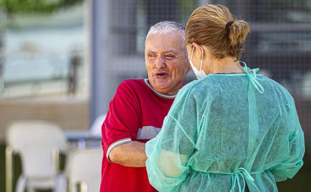 Más de 90.000 mayores de la Región vuelven a los centros sociales