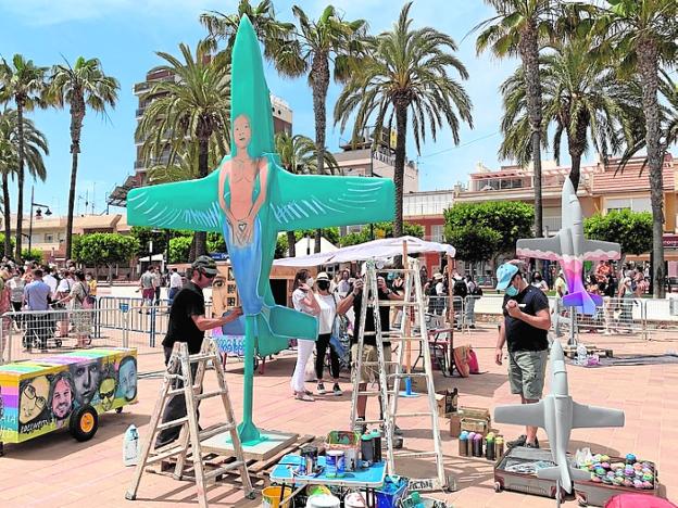 El arte urbano decora los aviones C-101 en Santiago de la Ribera