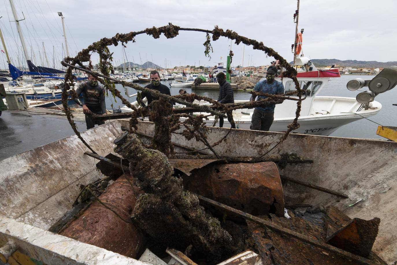 Limpieza de residuos en el fondo del Mar Menor