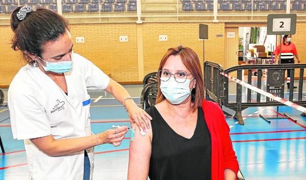 La vicepresidenta recibe la primera dosis en Alcantarilla