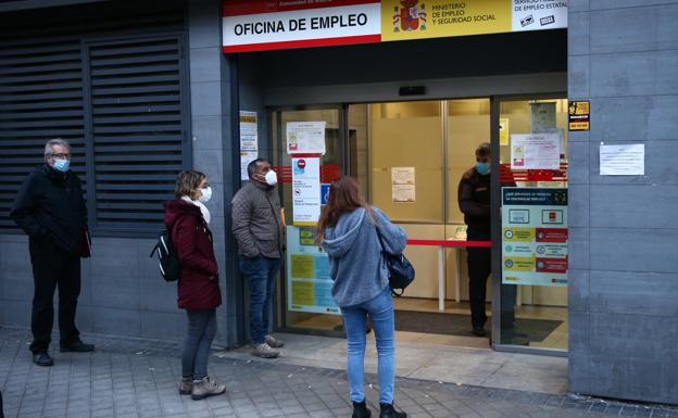 El fin del estado de alarma impulsa el mercado laboral en mayo con 4.677 parados menos