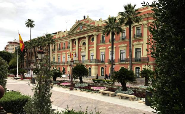 El PP acusa a Ciudadanos de firmar en un año 700 contratos menores por 3,3 millones en Murcia