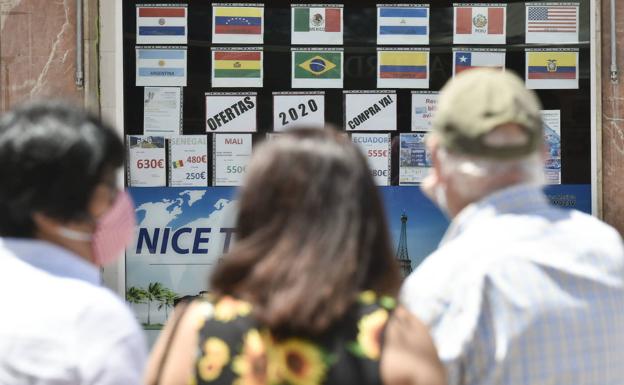 Los afectados por la «estafa» de la agencia de viajes Entrevías de Alcantarilla se concentran este jueves