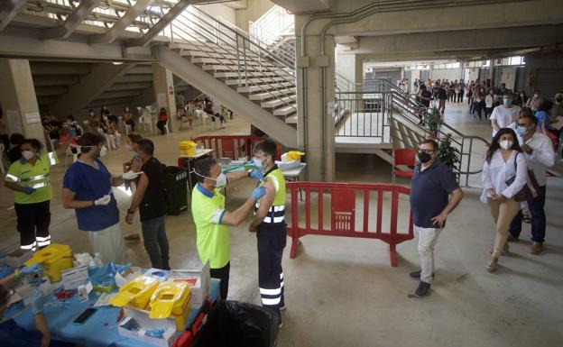 Tres de cuatro murcianos se oponen a desplazarse de su municipio para vacunarse