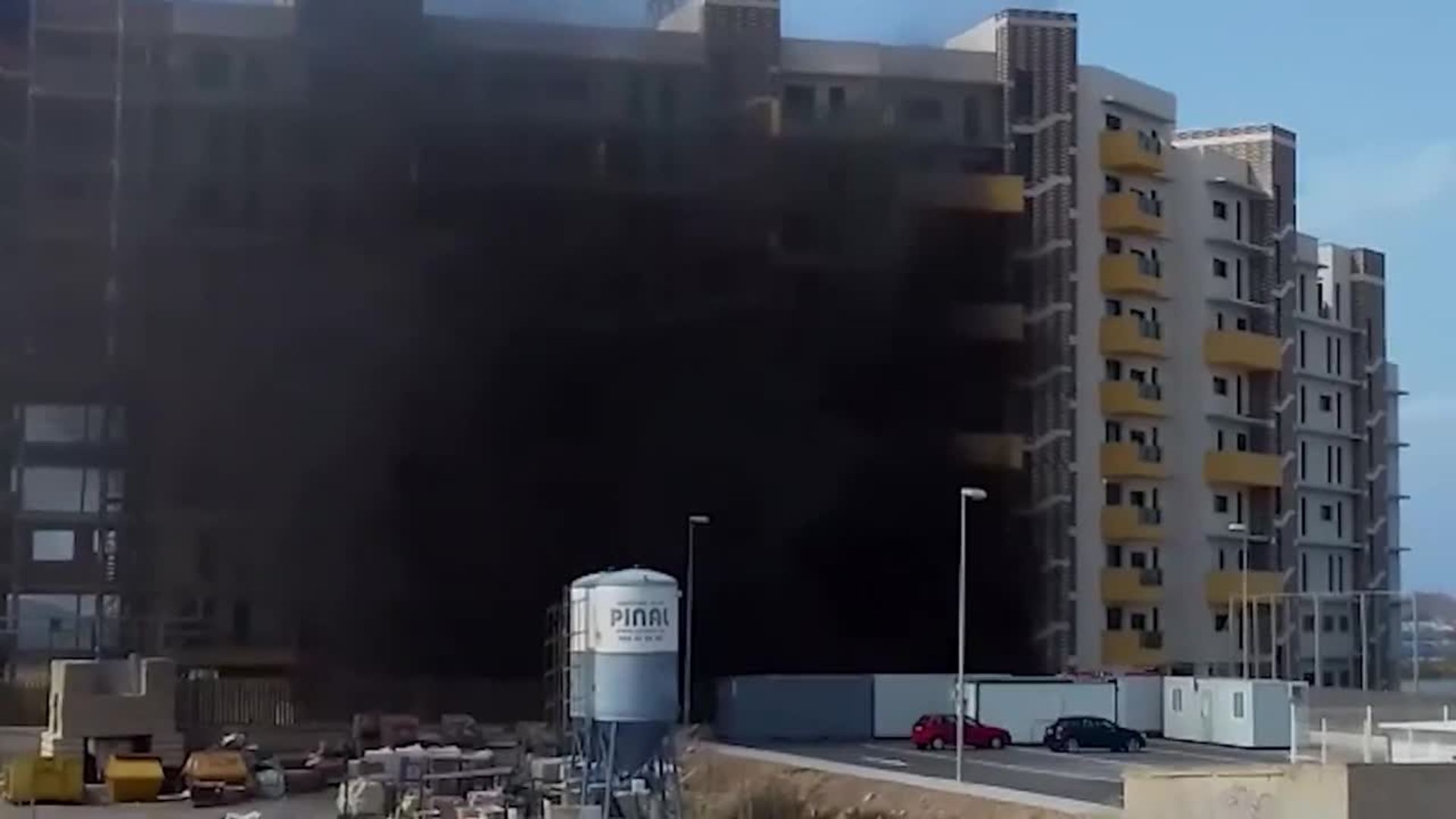 Dos atendidos por inhalación de humo en el incendio de un edificio en construcción de Playa Paraíso