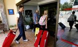 Turistas llegando a un hotel./afp