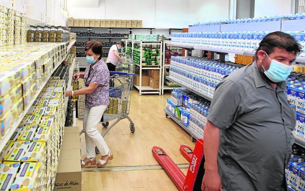 «Hemos visto a personas bien vestidas en la cola de alimentos»