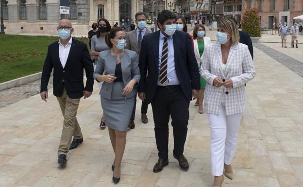 López Miras cree que los que le llaman tránsfuga intentan «tapar su ridículo»