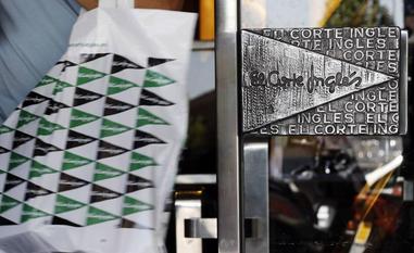 Un cliente a las puertas de un centro de El Corte Inglés./reuters