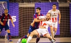 Rubi Lemos agarra a Solano, pívot del Jimbee, este sábado, en Paterna./Levante