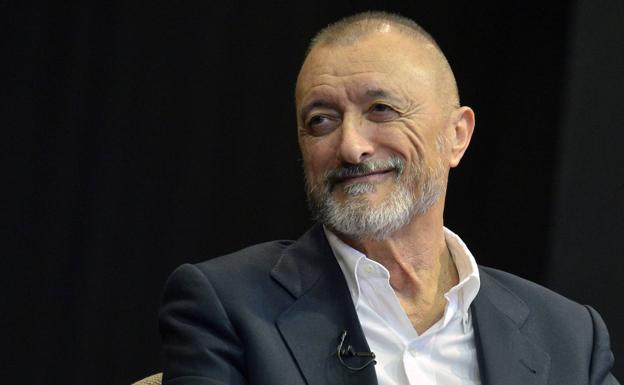 Arturo Pérez-Reverte obtiene el Premio de la Crítica por 'Línea de fuego'